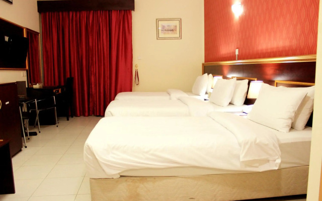 Montreal Naif Hotel