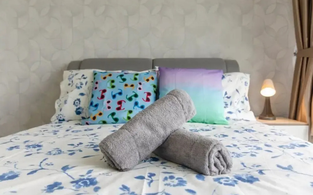 3BR D'pristine Suite Near Legoland, Stunning Views