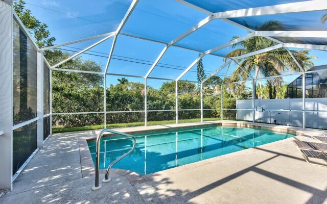Neapolitan - Newly Renovated 3-BR Luxury Home with Private Pool. Enjoy a Fully Equipped Kitchen and Free Wi-Fi