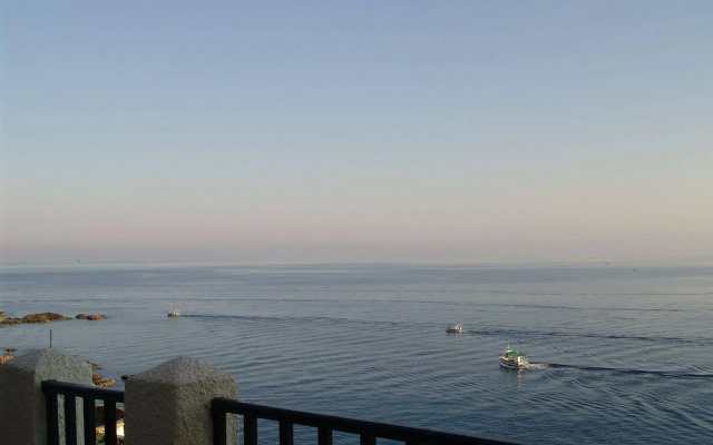 Cavos Bay Hotel and Studios