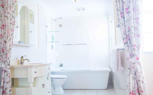 4 Ensuite Chelsea Villa CBD-Airport