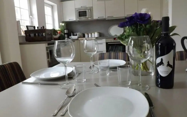 "luv" in House Smaswai 10