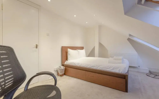 Cozy Charming 3 Bedroom House in Hammersmith