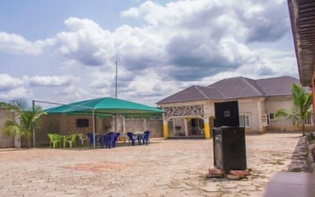 De Royal Hotel and Suites