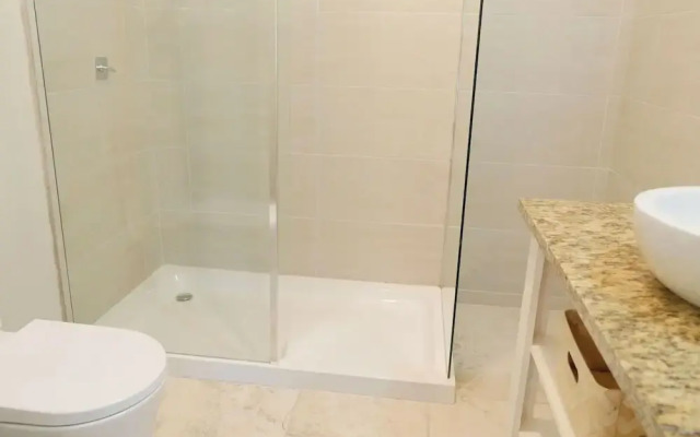 Villa Adina - Sleeps 7 - Pool - Parking - Garden