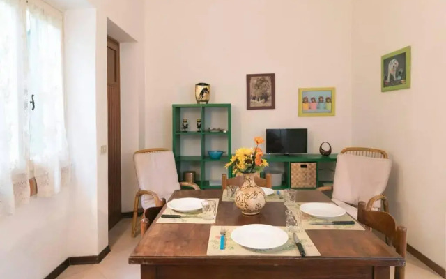 ALTIDO Lively 3BR Villa with Shared Garden, 50m from Beach