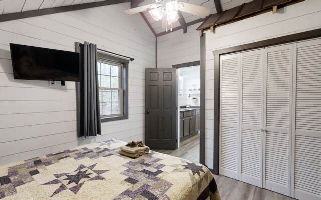 Bigfoots Hideaway 1 Bedroom Cabin by RedAwning