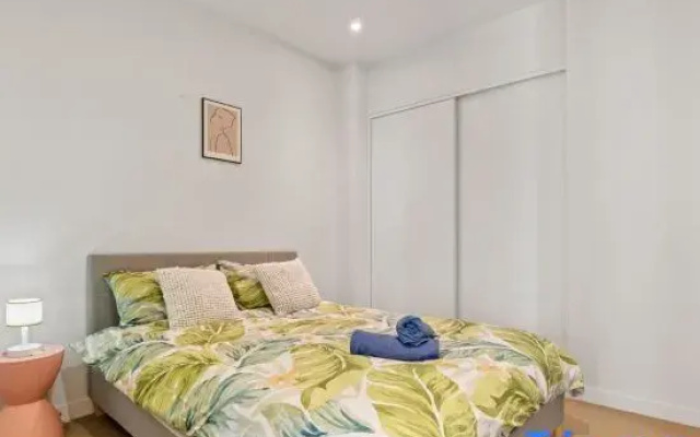 Unbeatable Location - Sleek 1BR  Melbourne Central