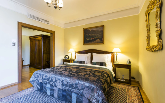 Golden Well Hotel