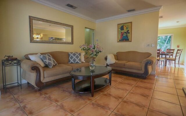 Spacious & Conveniently Located Miami Airport Home