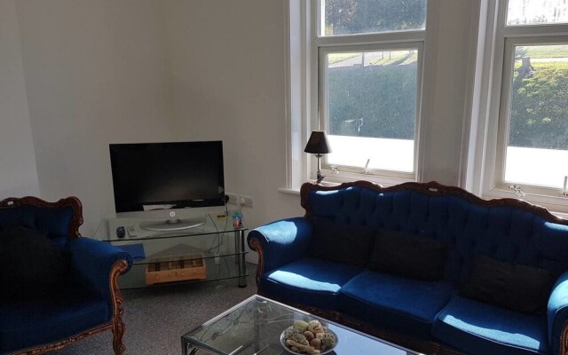 Spacious Apartment Sleeps 6