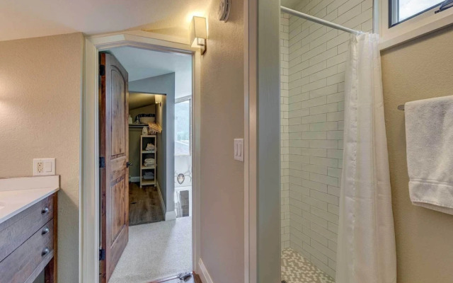 Mountain-view Vail Condo w/ Balcony + Gas Grill!