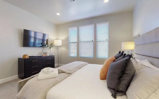 Desert Serenity 4 Bedroom Apts by RedAwning
