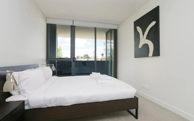 Large Modern 2 Bedroom Apartment near Lake Claremont