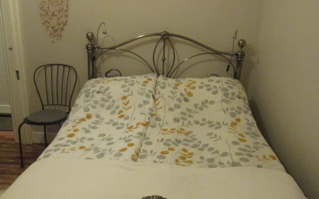 The Quiet & Cosy Fulham Reach Crib