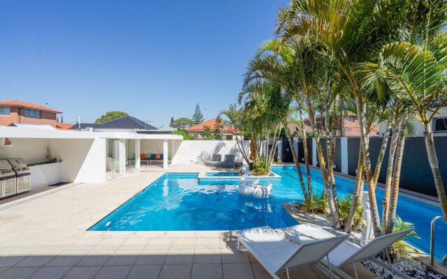 Luxurious Resort Living House