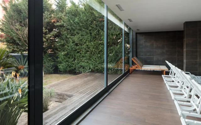 Skyscraper Riverview Lisbon with Indoor Pool