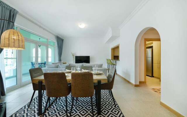 Stylish Apt With Large Patio Close to the Beach