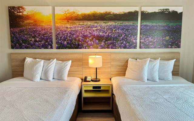 Days Inn & Suites by Wyndham Houston / West Energy Corridor