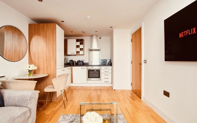 King Deluxe City Apt, Balcony View & Free Parking!