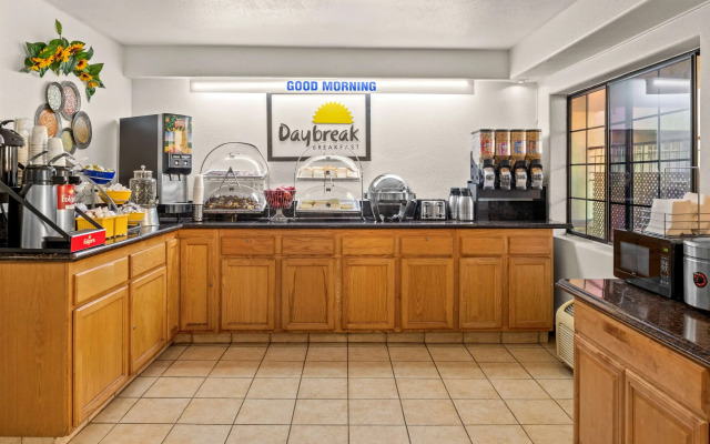 Days Inn & Suites by Wyndham Artesia