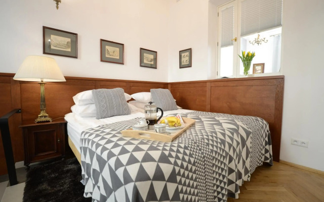 Crystal Suites Old Town