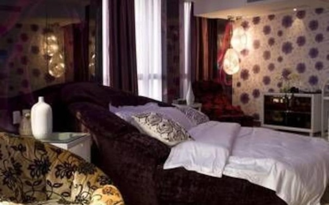 Colourful Season Hotel