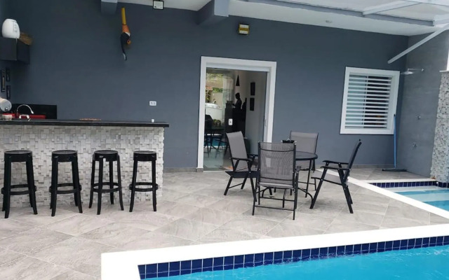 Casa com piscina e churrasqueira em Massaguaçu SP