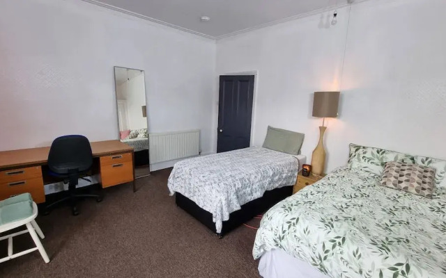 Spacious 4-bed House Great Location Coventry