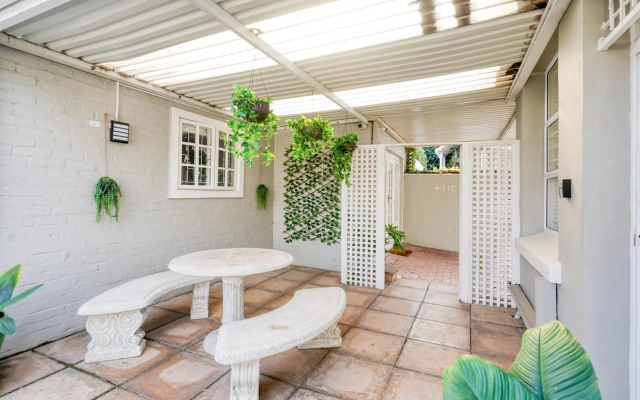 Hampton Collection - Trendy 2 Sleeper Apartment with Pool