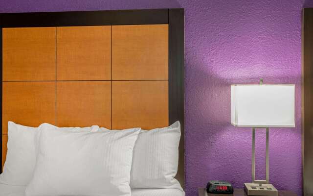 La Quinta Inn & Suites by Wyndham Orlando Airport North