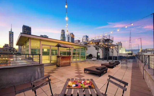 Skyline Lofts by Avantstay: a Multi-level Industrial-chic Retreat in Dtla With Rooftop Views, Soaring Ceilings & Steps to Dining, Music & Culture