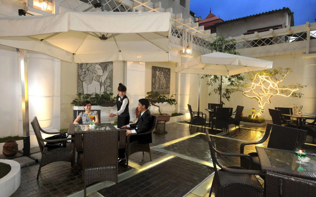 New Era Hotel & Villa