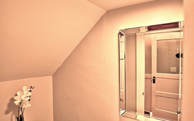 Modern Apartment Near Forsyth