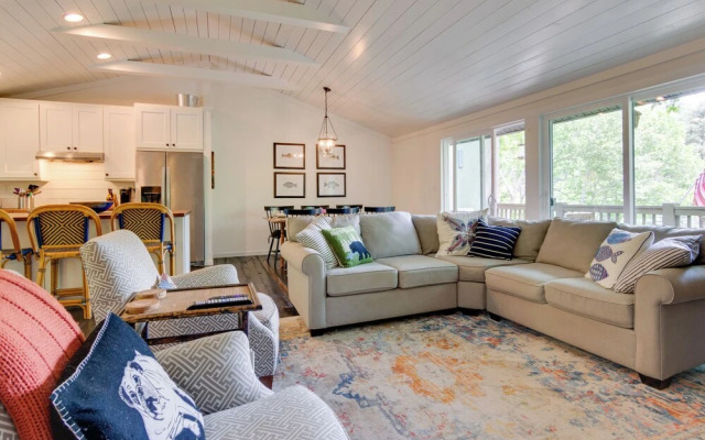 High-end Sapphire Retreat on Fairfield Lake!