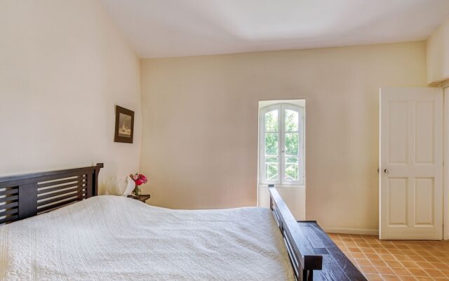 Quaint Holiday Home in Rustrel With Swimming Pool