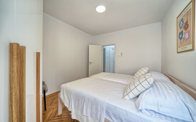 A1-luxury apt w big Balcony, 4 min Walk to Beach