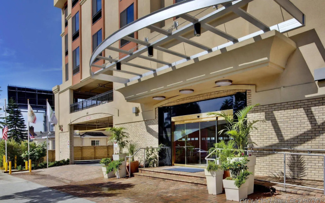 Holiday Inn Express & Suites Hollywood Walk Of Fame