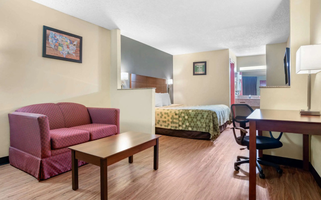 Econo Lodge Inn & Suites Forest
