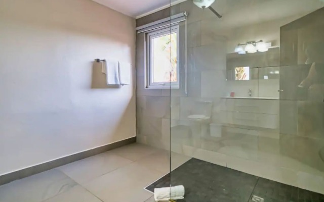 Spacious 6BR Villa w Pool Close2beach Sleeps 16