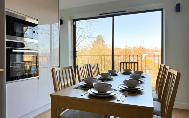 Stunning Townhouse: Your Spacious Retreat for 8