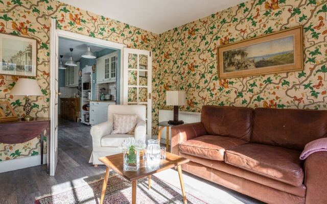 Traditional and Colourful 2BR Garden Flat in Parsons Green