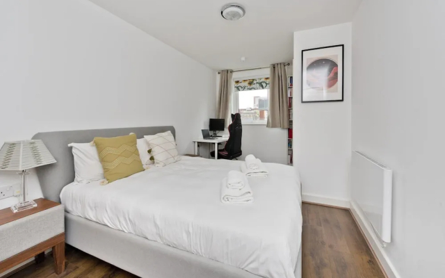 Bright Greenwich Flat Near Canary Wharf by Underthedoormat