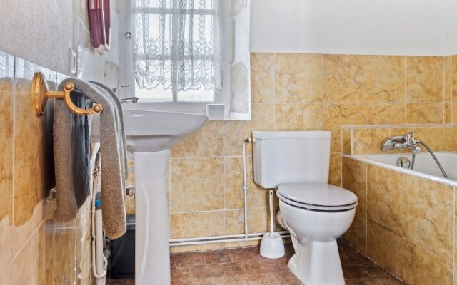 Guest room in a lavish castle in Allier