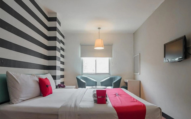 RedDoorz Plus near Mangga Besar Station 2