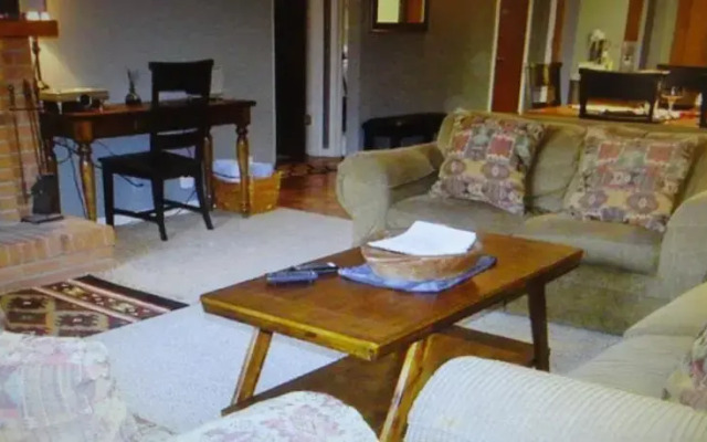 Park Station 2 Bd/2 Ba Quiet Corner Main St Condo