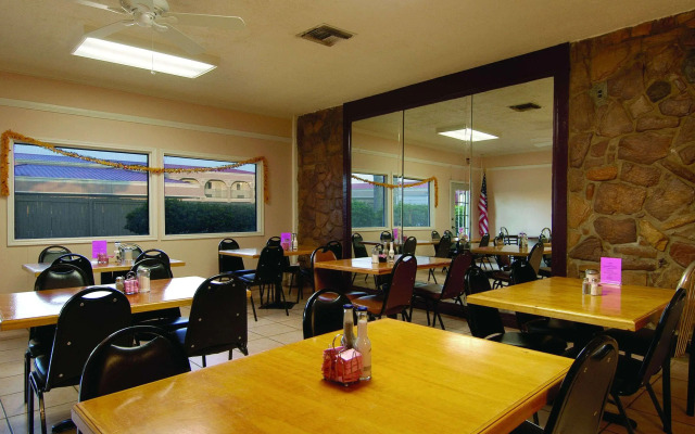 Hotel McCoy - Art, Libations, Pool Society