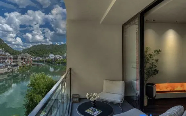Sansan Minimalist Light Luxury Hepan Sixiang Minsu – Outside – Qiandongnan