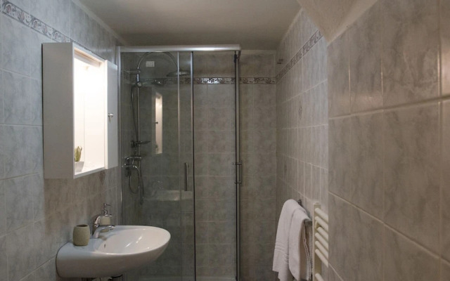 JOIVY Stunning 2-BR Flat w/ Balcony