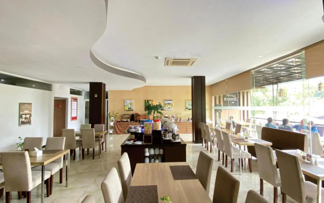Front One Hotel Airport Solo